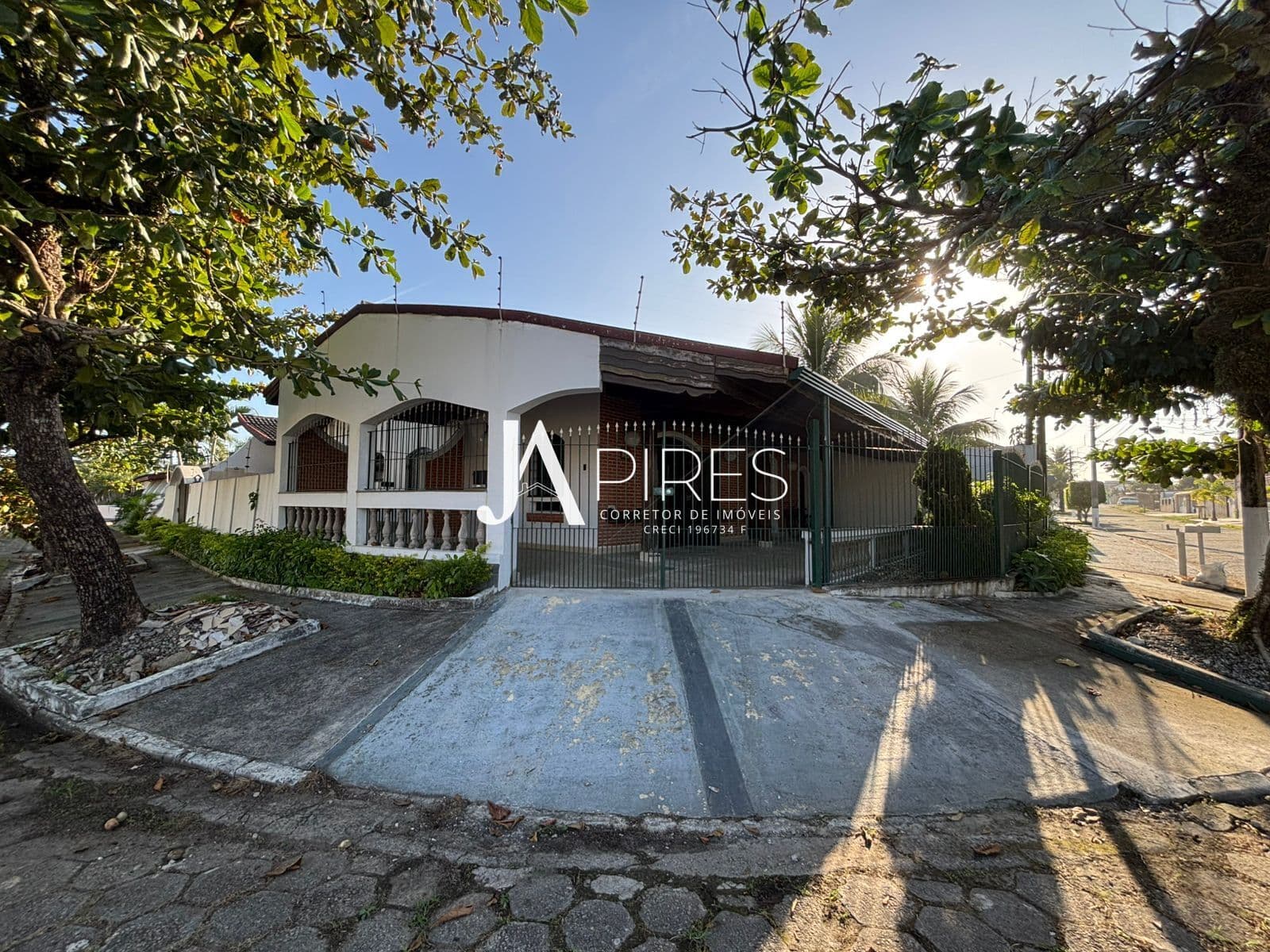 Casa térrea para locação, próxima à praia, em bairro tranquilo e ideal para quem busca conforto e qualidade de vida.