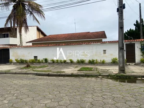 Casa térrea antiga com Grande Potencial em Local Privilegiado.