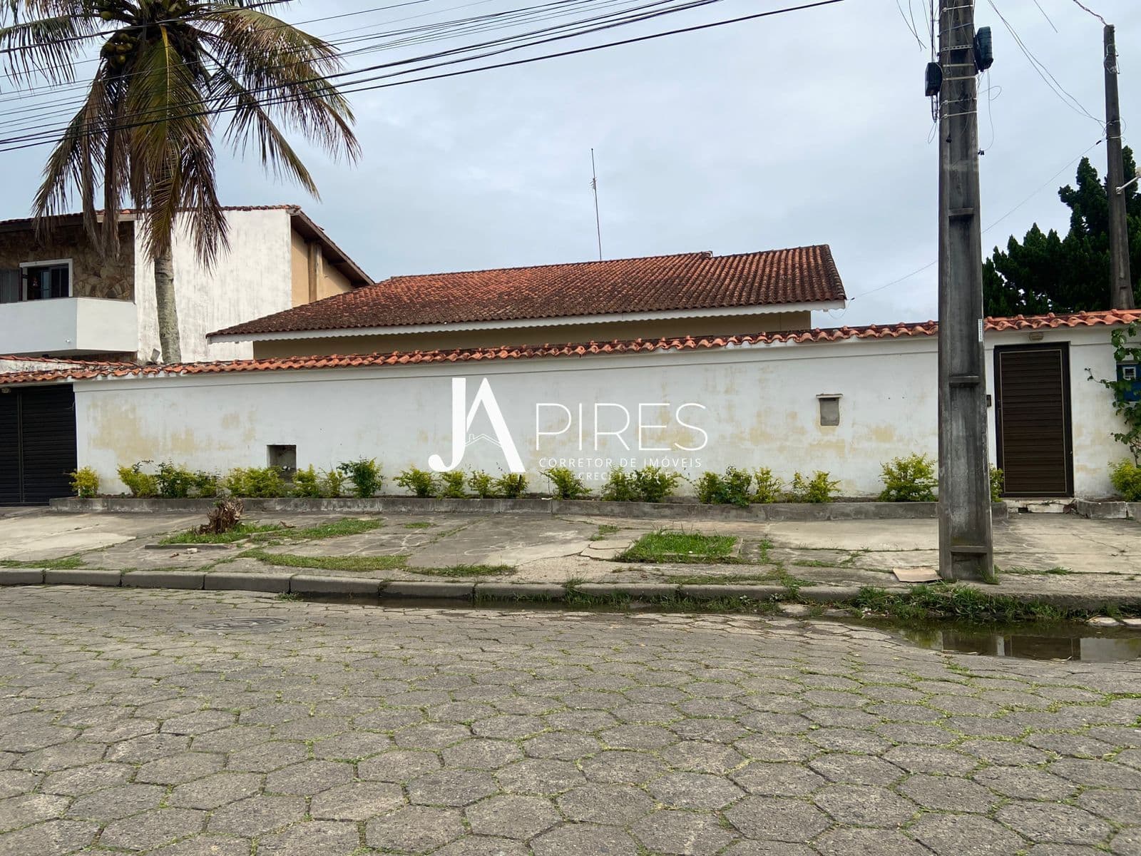 Casa térrea antiga com Grande Potencial em Local Privilegiado.