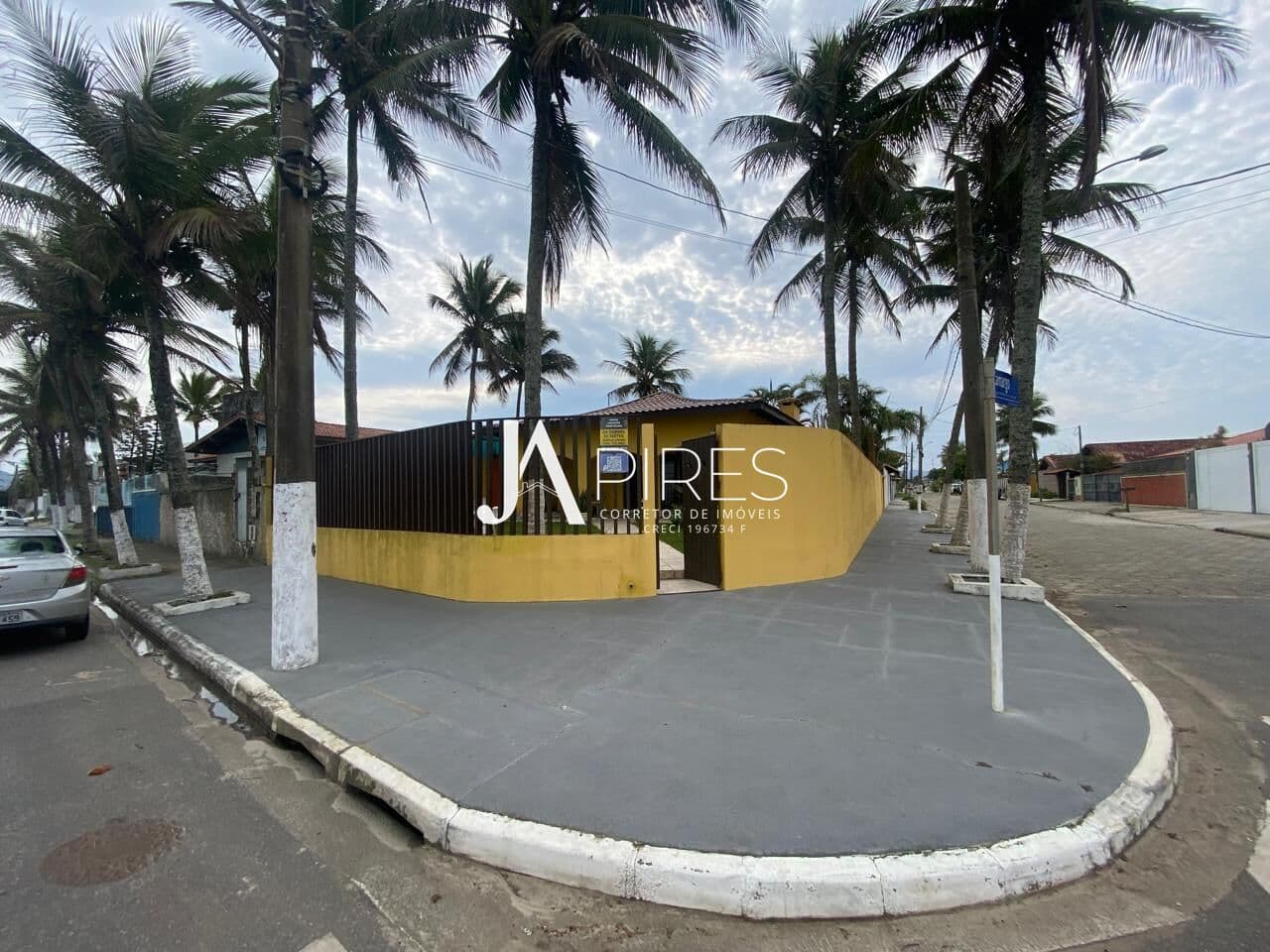 Linda Casa Térrea de Esquina Frente ao Mar – À Venda!
