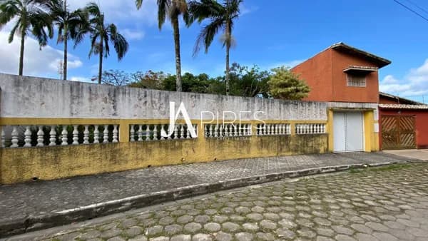 Linda Casa Térrea com Ampla Área Verde – Próximo à Praia