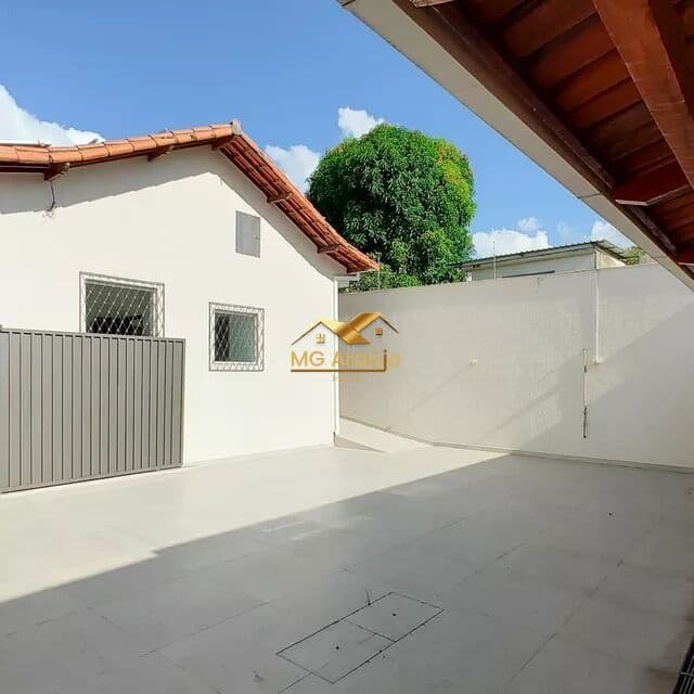 Casa Padrão, 03 Quartos, 8 Vagas, Santa Branca, BH.