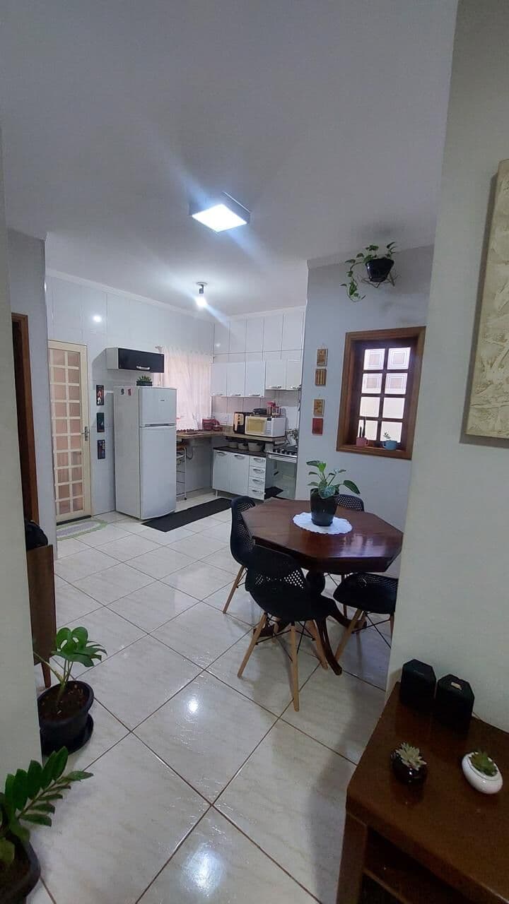 Casa de 03 dormitórios em condomínio, muito aconchegante.