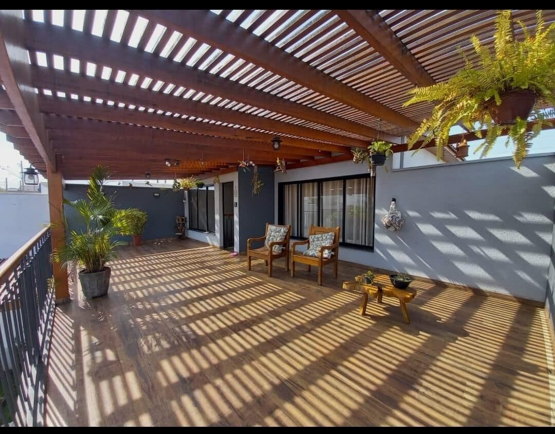 Casa sobrado, alto padrão no Condomínio Reserva do Campo de Piemonte, quatro dormitórios, s duas suítes e lindo solarium no piso superior.