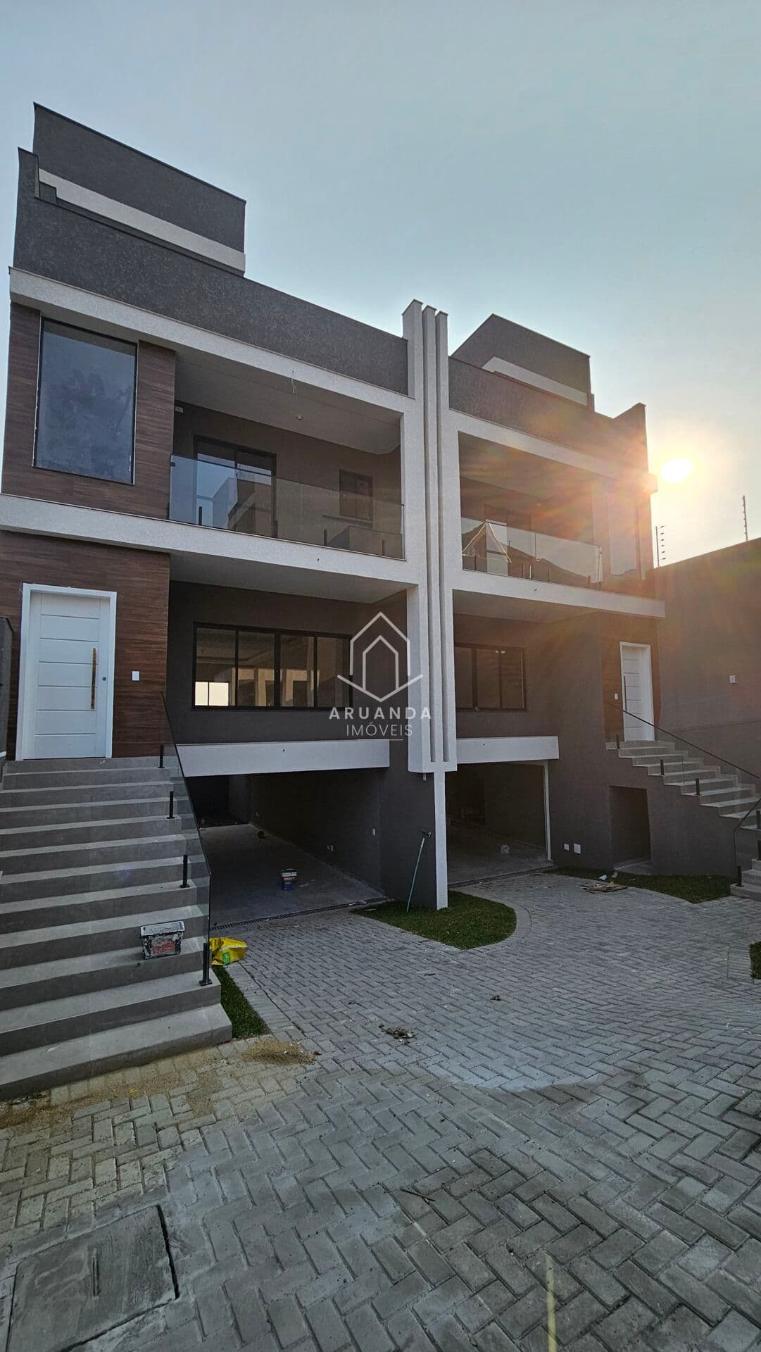 Sobrado Triplex em Condominio - Terraço e Subsolo - 4 Quartos - 225m²