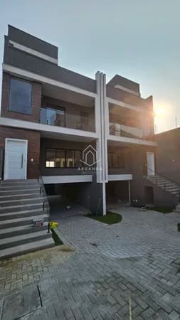 Sobrado Triplex em Condominio - Terraço e Subsolo - 4 Quartos - 225m²
