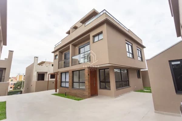 Sobrado Triplex em Condomínio - Terraço e Atico - Bacacheri / Tingui