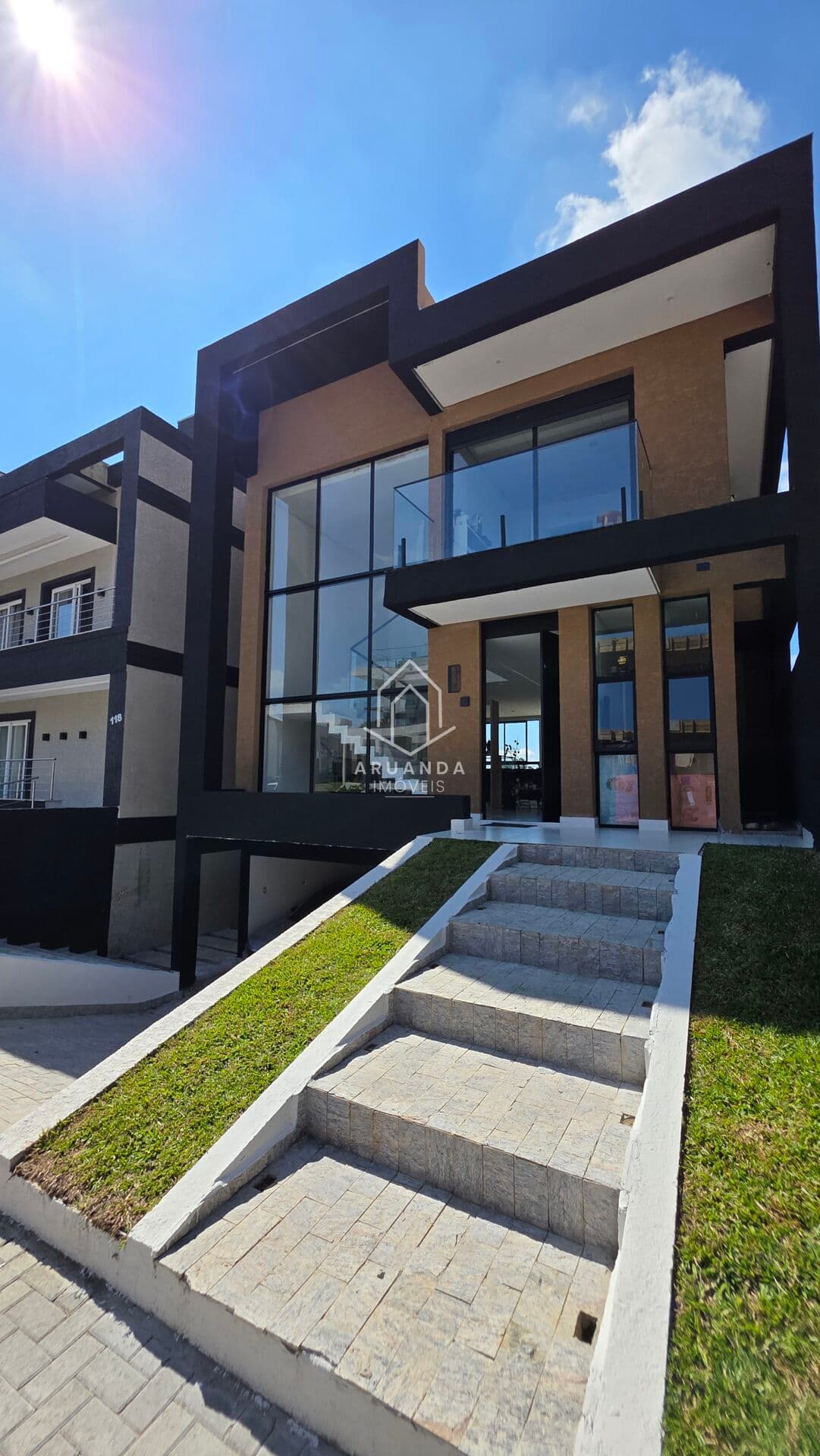 Casa em Condomínio- 265m² - 3 Suítes - Atuba