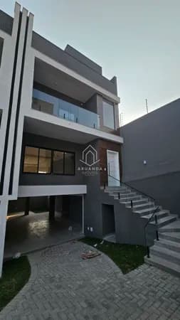 Sobrado Triplex em Condominio - Terraço e Subsolo - 4 Quartos - 210m²