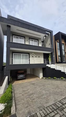 Casa de Alto Padrão com Elevador – 370,33m² – Condomínio Clube – Atuba