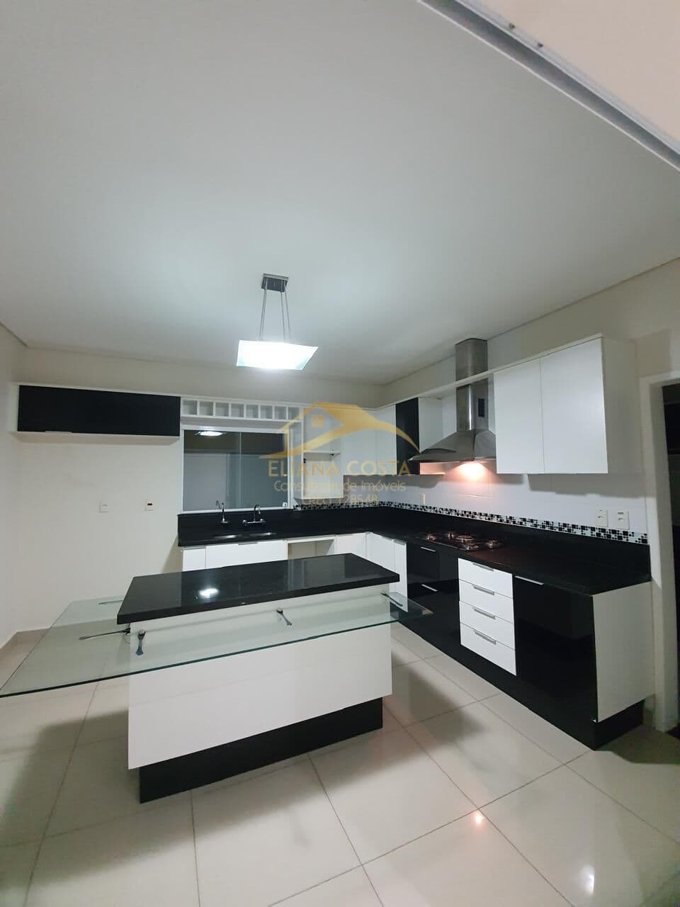 Casa de alto padrão para alugar no Condomínio Campos do Conde em Tremembé/SP – 3 suítes e espaço gourmet