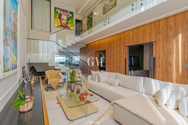 Casa com Arquitetura Neoclássica em Condomínio com Lazer Completo