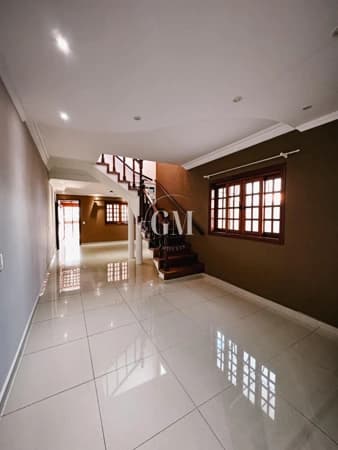 Casa Sobrado com 3 quartos em localização privilegiada