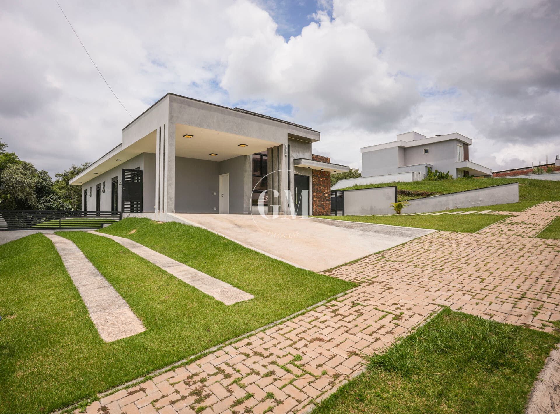 Casa Térrea Alto Padrão – 3 Suítes, Piscina, Vista para o verde