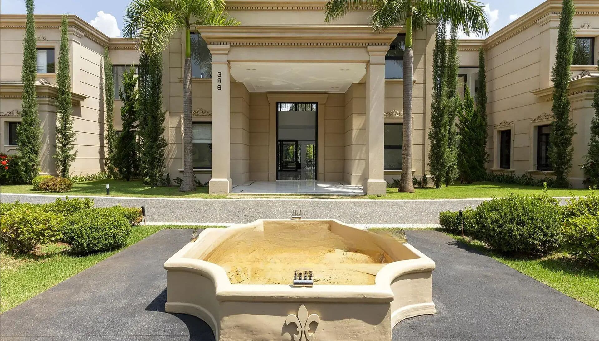 Casa Neo Classica em Condomínio Terras I