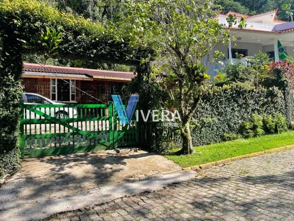 Casa de três quartos em condomínio l