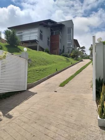 Casa de alto padrão no bairro Nogueira em Petrópolis-RJ