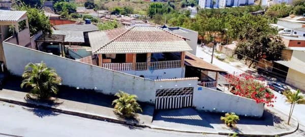 CASA DE ESQUINA IMPONENTE | DUQUESA I – SANTA LUZIA ✨