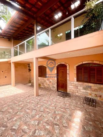 Imóvel com 02 casas no lote, ideal para moradia familiar ou investimento