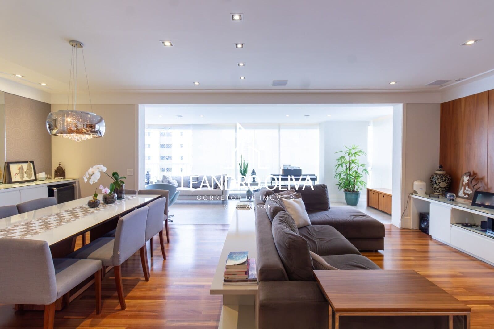 Apartamento à venda com 181m², 4 quartos, 3 suites e 3 vagas em Moema