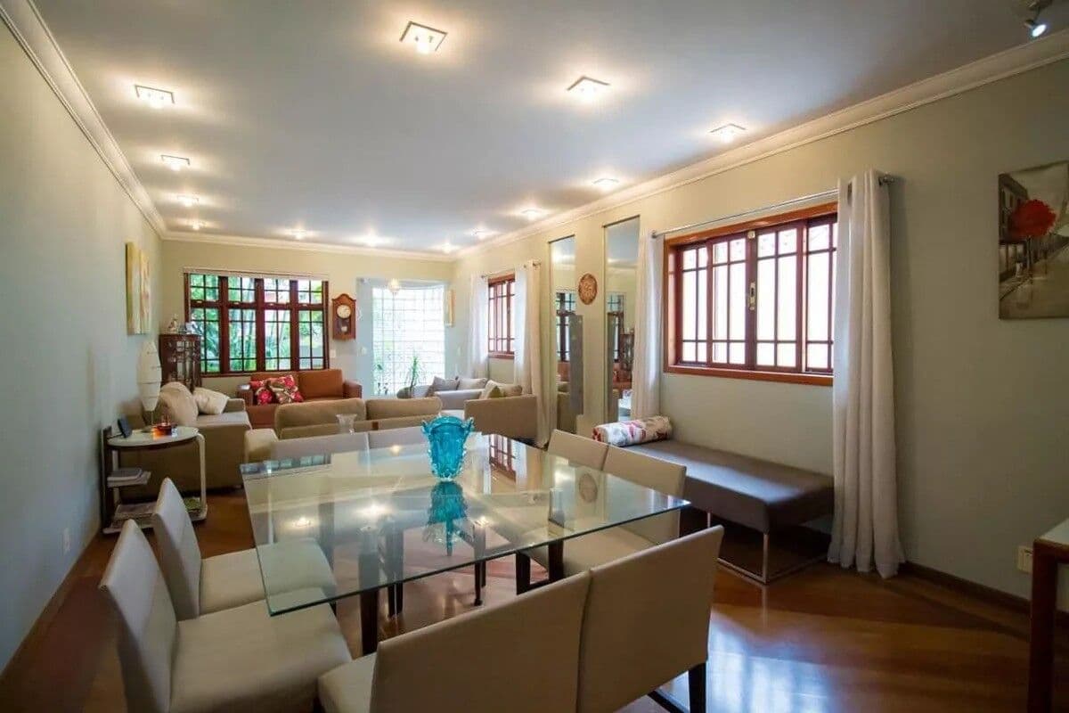 Sobrado Espaçoso na Aclimação – 4 Dorms, Suíte, Quintal Gourmet e 5 Vagas!