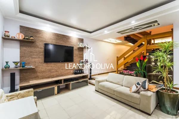 🏡 Sobrado Espaçoso com 4 Suítes – 280m² – Bairro Saúde (Próx. Metrô Praça da Árvore)