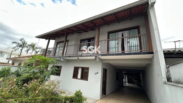 Casa Ampla com 6 Quartos à Venda no Bairro Petrópolis em Joinville | Espaço para Toda a Família