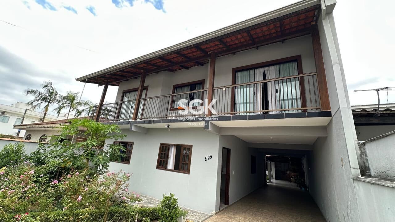 Casa Ampla com 6 Quartos à Venda no Bairro Petrópolis em Joinville | Espaço para Toda a Família
