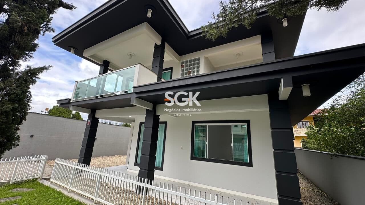 Casa Alto Padrão Semi Mobiliada à Venda com 3 Suítes, Piscina e Área Gourmet em Joinville