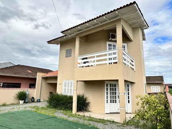 Sobrado com Piscina Privativa à Venda no Bairro Vila Nova em Joinville | 215m² de Conforto