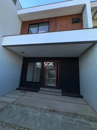 Sobrado Geminado com 122 m² | 3 Quartos, 2 Vagas e Excelente Padrão de Acabamento