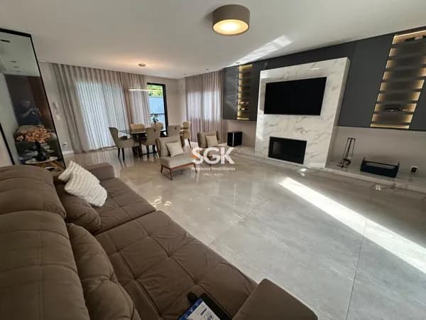 Casa em Condomínio Fechado com 3 Suítes, Piscina e Energia Solar no Vila Nova – Joinville