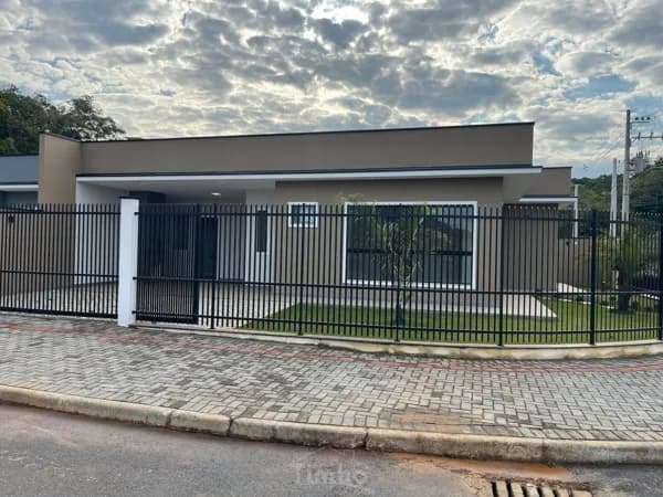 Casa com 03 suítes a venda em Timbó