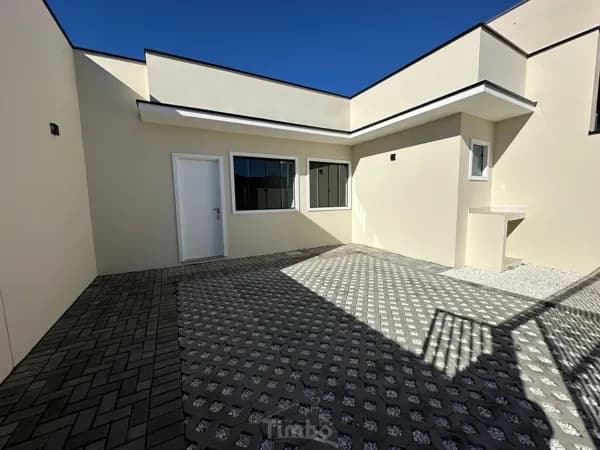 Casa nova com 02 dormitórios sendo 01 suíte