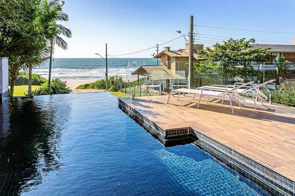 Magnífica Casa Triplex Frente Mar em Garopaba - 5 Quartos, Piscina Aquecida e Condomínio Exclusivo | Venda de Imóvel de Luxo SC