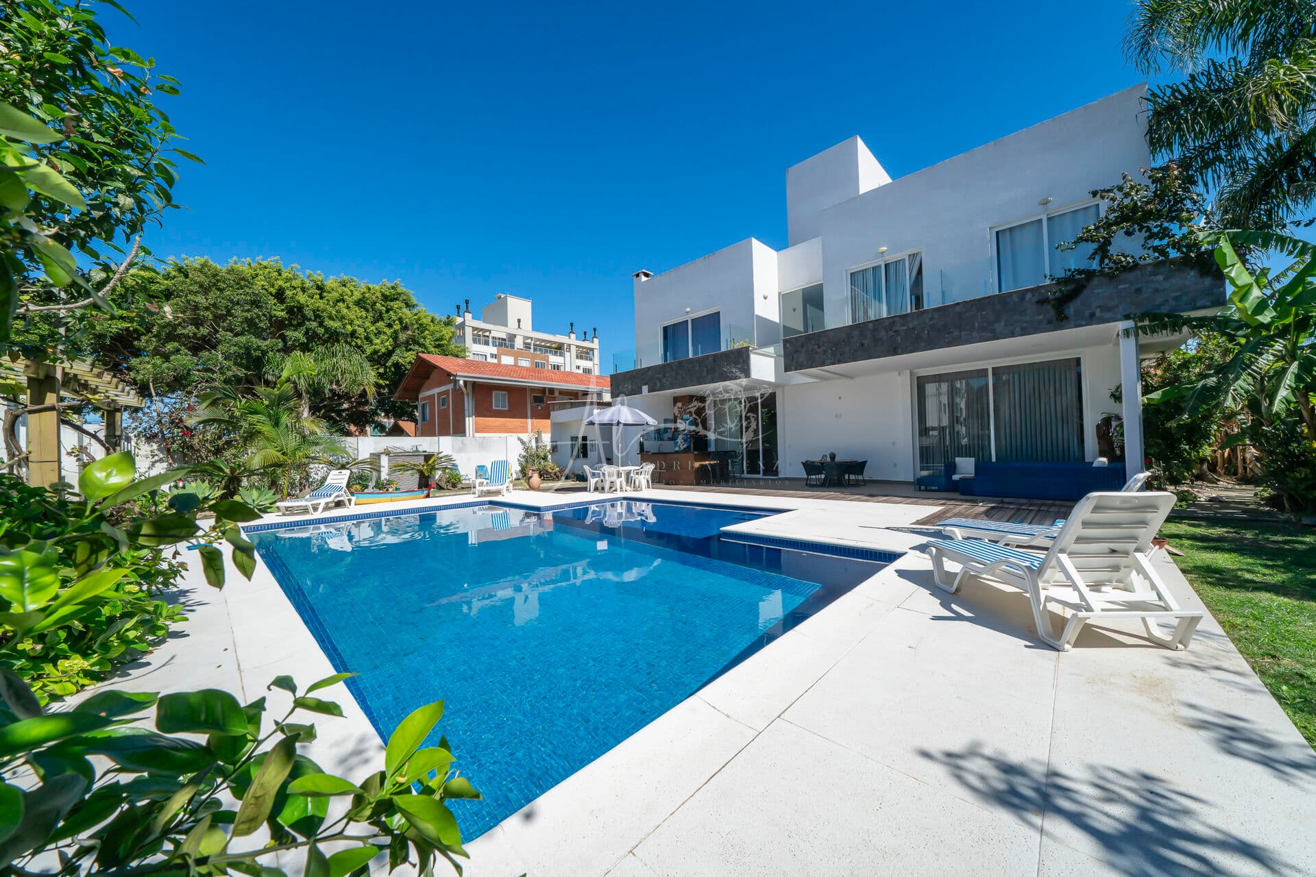 Casa alto padrão para locação de temporada na praia do Mariscal