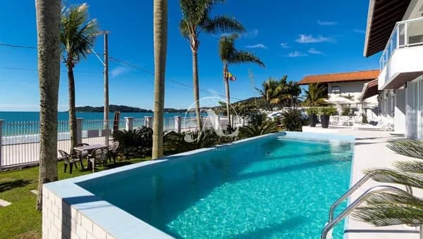 Luxuosa casa beira mar para Locação de Temporada em Bombinhas/SC