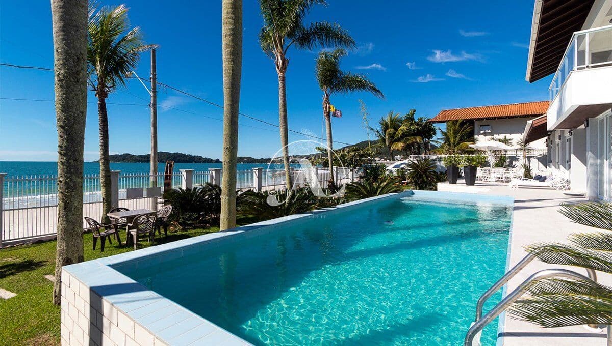 Luxuosa casa beira mar à venda em Bombinhas - SC