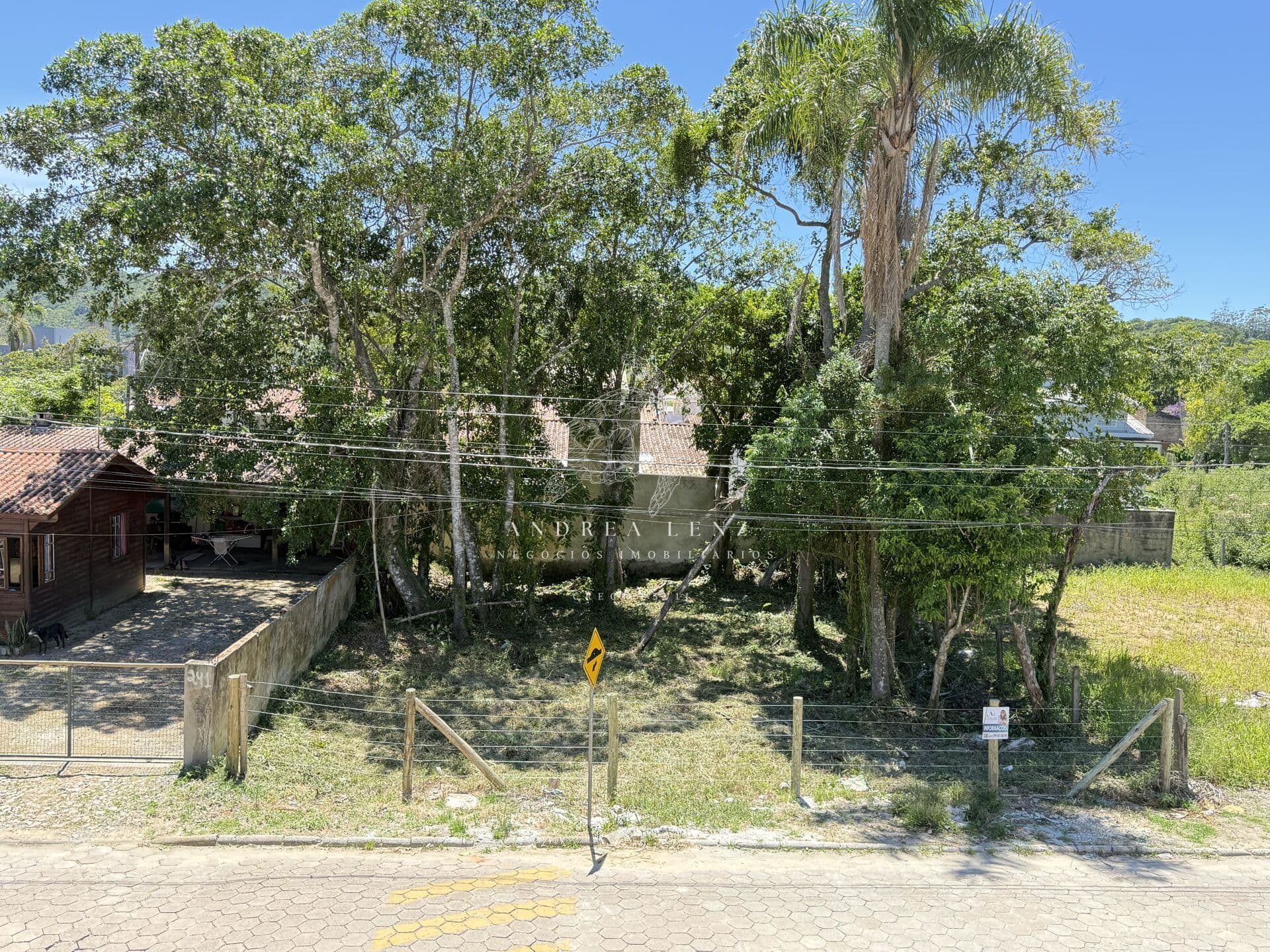 Terreno na praia de Zimbros, em Bombinhas - SC