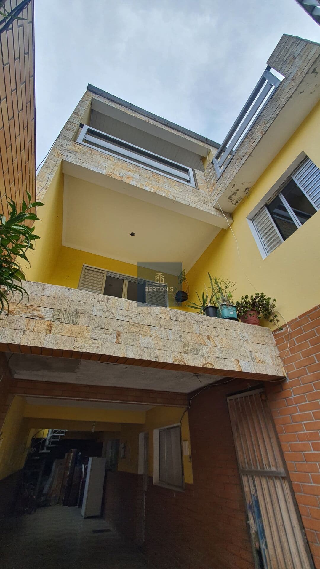 Casa com 325m² de área construída em Jandira(SP), no bairro Infant's Garden