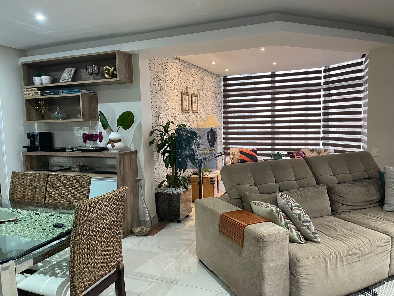 Lindo apartamento à venda totalmente mobiliado e reformado, no coração de Alphaville, ao lado da saída pra Rod. Castelo Branco