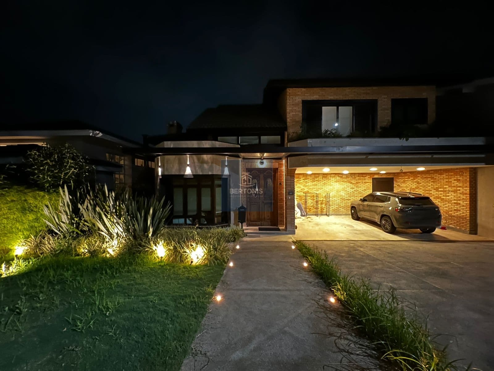 Linda casa de alto padrão em Alphaville totalmente repaginada por engenheiro e arquiteta de renome!