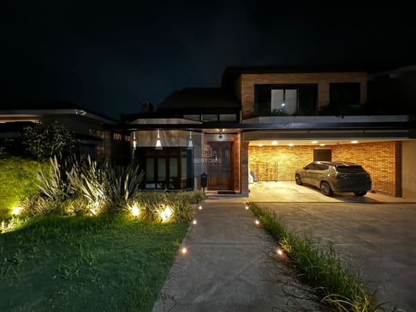 Linda casa de alto padrão em Alphaville totalmente repaginada por engenheiro e arquiteta de renome!