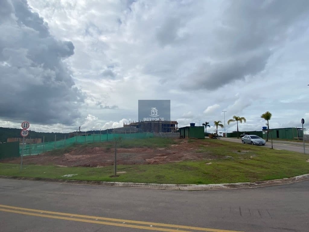 Terreno de esquina à venda no Itahye.