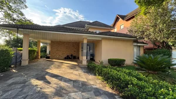 Linda casa de esquina em Alphaville com 4 suítes e 6 vagas de garagem!!