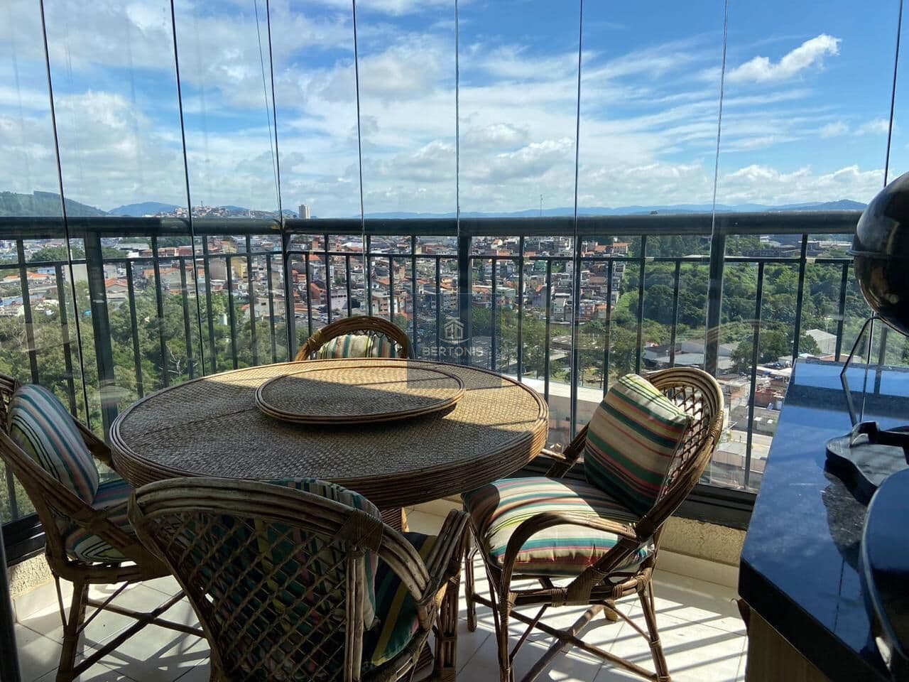 Apartamento mobiliado à venda em Barueri, bem pertinho de Alphaville, com 2 suítes e sala ampliada, 2 vagas de garagem!