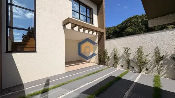 Sobrado novo com 1 suíte + 2 quartos no Glória — aquele achado raro perto da XV!