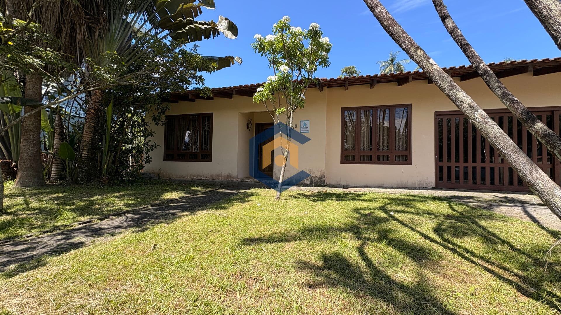 Casa Térrea Averbada com 1 suíte + 2 quartos, a venda no bairro Saguaçu em Joinville!