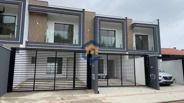 Casa Sobrado com 1 suíte mais 2 quartos no Bairro Bom Retiro, Joinville/SC