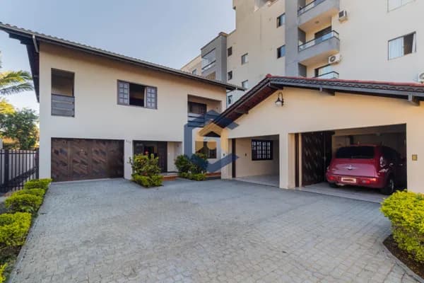 Sobrado no Saguaçú amplo por R$1.100.000,00.